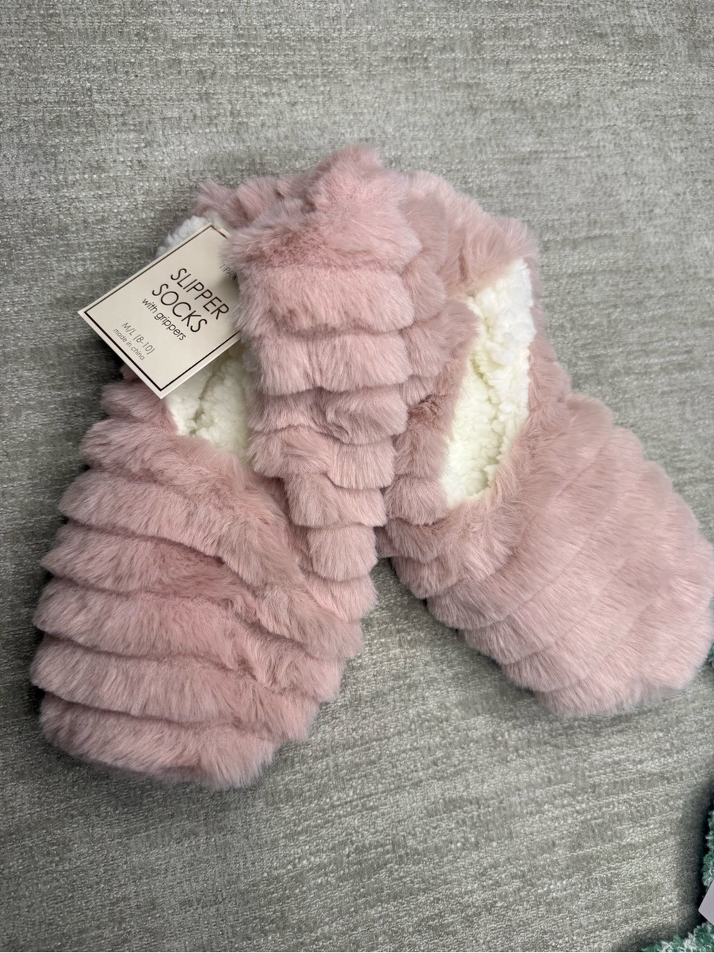 NWT Women’s Pink Faux Fur Slipper Socks w/ Grippers Size M/L (8-10)